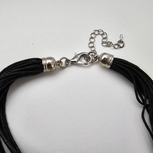 NWT Turquoise Antique Silver Metal Flower Pendant Faux Leather Necklace Set - Picture 10 of 11